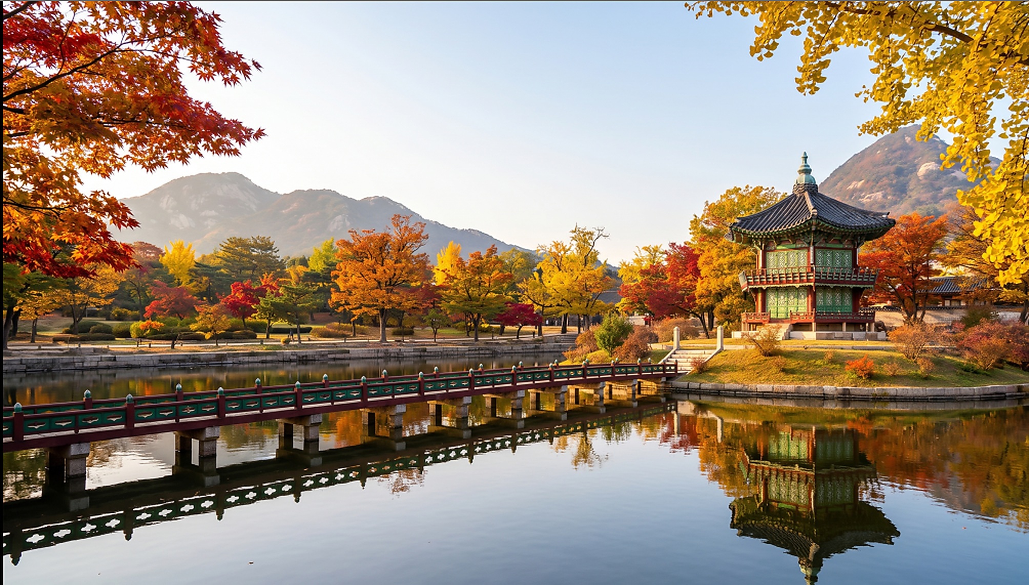 Pavilhão Hyangwonjeong e passarela sobre o lago no outono coreano
