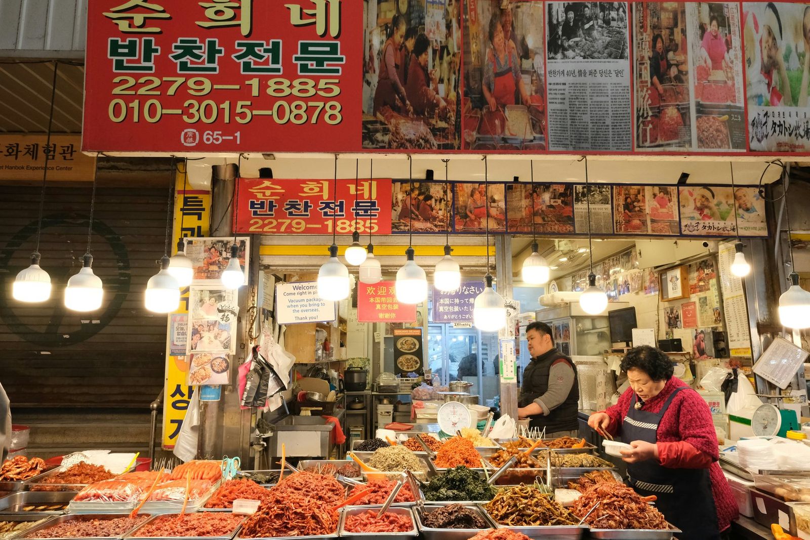 Comidas e vendedores em um mercado tradicional de Seoul