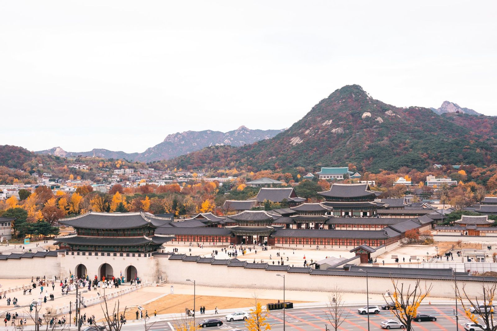 Vista ampla do palácio Gyeongbokgung e das montanhas de Seoul