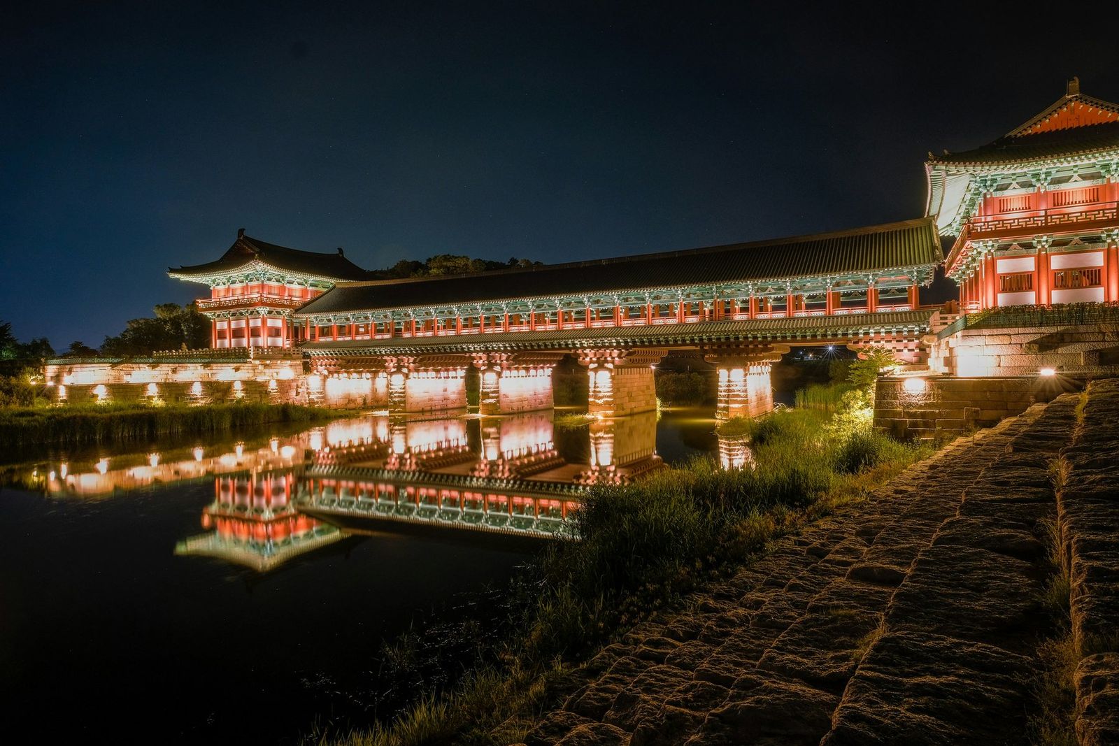 Ponte Woljeonggyo iluminada em Gyeongju