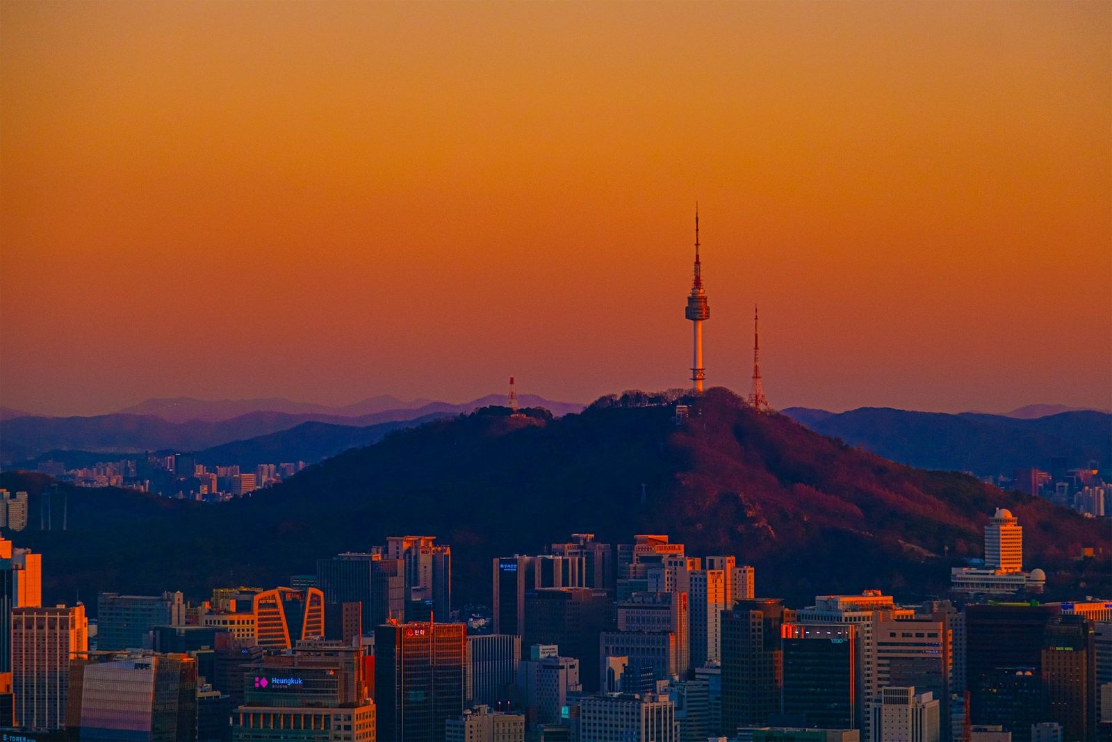 Seoul moderna ao pôr do sol com a N Seoul Tower